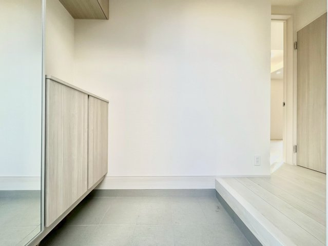 杉並区下高井戸4丁目　新築戸建のキッチン|お料理をしながらご家族の様子を見渡せる対面式キッチン。ビルトイン食洗機付きで家事の負担を軽減します。