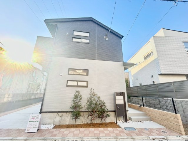 杉並区下高井戸4丁目　新築戸建の洋室|全居室南向きのため、どのお部屋にもしっかりと日差しが差し込みます。