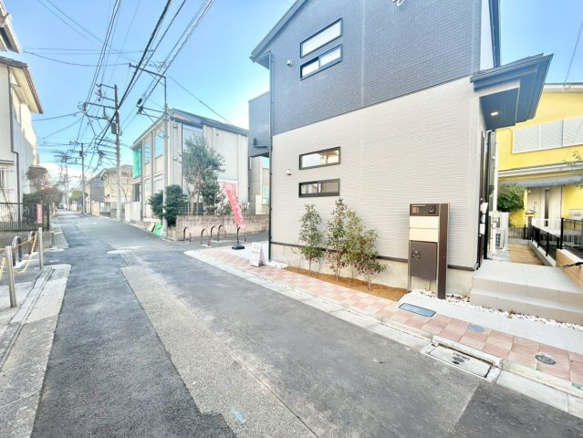 杉並区下高井戸4丁目　新築戸建の前面道路含む現地写真|良好な住環境が守られてきた、第一種低層住居専用地域の住宅街です。

現地ご見学希望・資料請求などお気軽にお問い合わせ下さい！
03-5990-5201