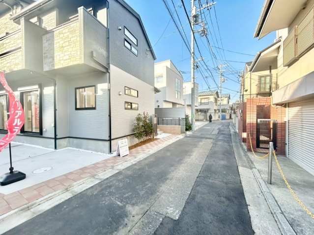 杉並区下高井戸4丁目　新築戸建の玄関|玄関横にはシューズボックスがついているため、片付いた玄関がキープできます！