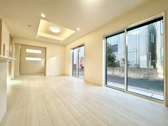 杉並区下高井戸4丁目　新築戸建の居間・リビング|南向きの窓から、お日様の光をたっぷり取りこめるリビングでゆったりと過ごせます。

現地ご見学希望・資料請求などお気軽にお問い合わせ下さい！
03-5990-5201