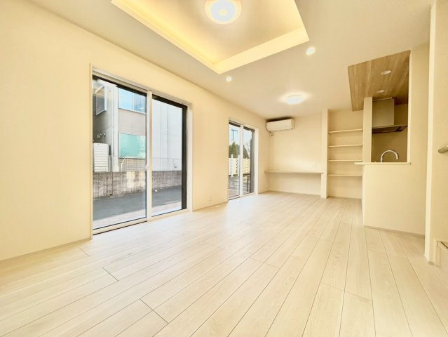 杉並区下高井戸4丁目　新築戸建の前面道路含む現地写真|良好な住環境が守られてきた、第一種低層住居専用地域の住宅街です。