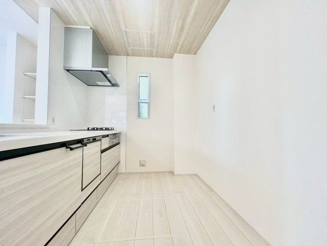 杉並区下高井戸4丁目　新築戸建のキッチン|お料理をしながらご家族の様子を見渡せる対面式キッチン。ビルトイン食洗機付きで家事の負担を軽減します。

現地ご見学希望・資料請求などお気軽にお問い合わせ下さい！
03-5990-5201