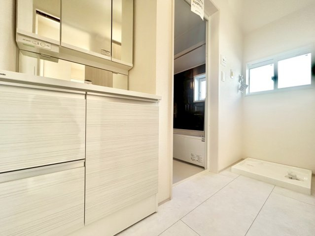 杉並区下高井戸4丁目　新築戸建の独立洗面台|三面鏡の裏には収納が付いているため、スムーズに身支度が完了します！

現地ご見学希望・資料請求などお気軽にお問い合わせ下さい！
03-5990-5201