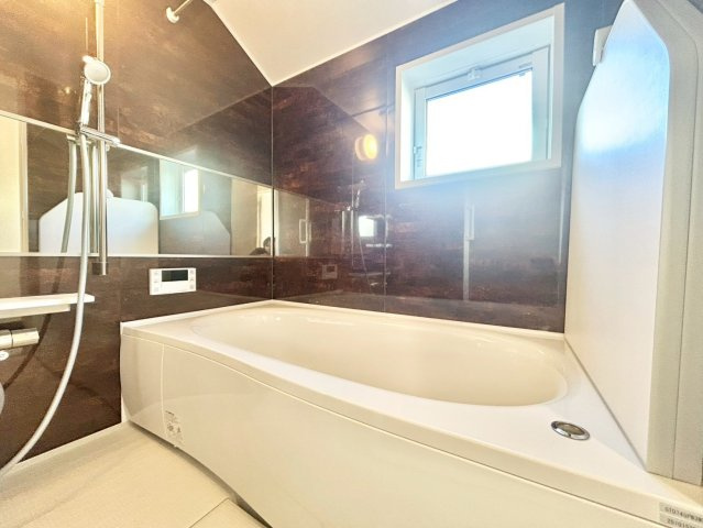 杉並区下高井戸4丁目　新築戸建の浴室|追い焚き機能付きのため、帰りが遅くなった日にも温かい湯船に浸かって疲れを癒すことができます。

現地ご見学希望・資料請求などお気軽にお問い合わせ下さい！
03-5990-5201