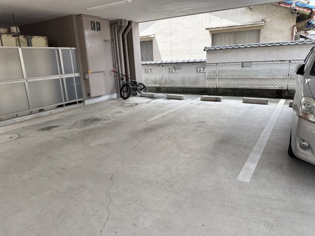 クリスタル西庄の駐車場