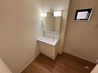 【独立洗面台】 | LIGARE名古屋市北区柳原1期全4棟【仲介手数料無料　清水小　八王子中】 | 撮影
社長の村田です！
自らプレイヤーとして営業しています
長年の経験と実績から皆様により良いマイホーム購入のご提案をいたします。
住宅ローンの不安や購入後の不安等何でもご相談ください。