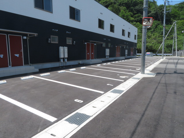 クリスタルハイツ仁豊野の駐車場
