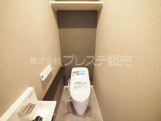 【トイレ】 | 現地写真（２階トイレ）タンクレス温水洗浄便座＋手洗い器を標準装備！