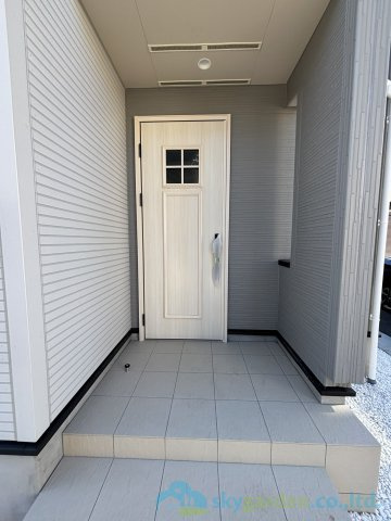 平塚市纏　新築戸建　全10棟8号棟の玄関