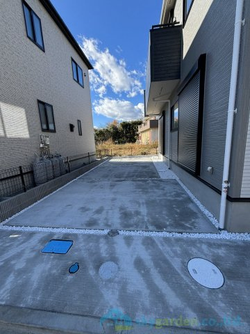 平塚市纏　新築戸建　全10棟8号棟の駐車場