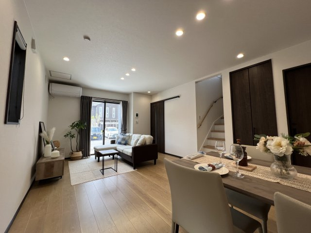 瑞穂町長岡1丁目　未入居住宅の居間・リビング|リビングイン階段なので顔を合わせる機会が増え、家族のコミュニケーションが充実します♪