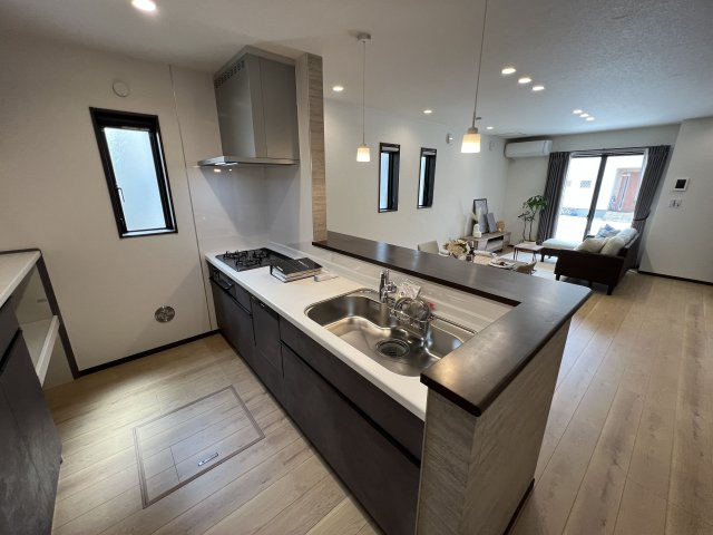 瑞穂町長岡1丁目　未入居住宅のキッチン|料理をしながらでもご家族との会話を楽しめる対面キッチン