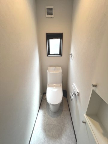 瑞穂町長岡1丁目　未入居住宅のトイレ|2階温水シャワートイレ