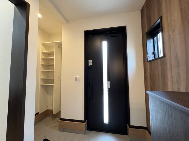 瑞穂町長岡1丁目　未入居住宅の玄関|シューズインクローク付きの玄関。玄関をすっきりと保ち、収納力が大幅に向上します！