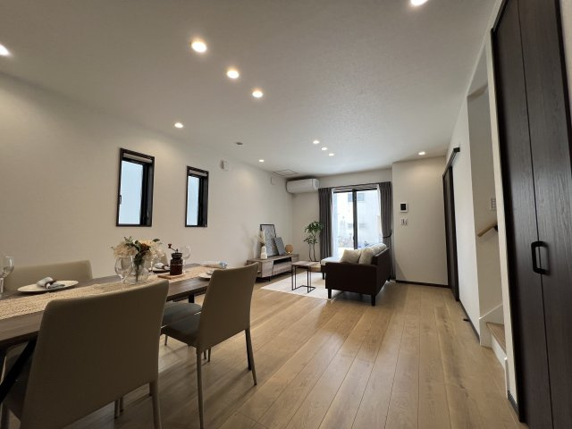 瑞穂町長岡1丁目　未入居住宅の居間・リビング|インテリアの映える広々としたリビング。室内明るく、ゆったり快適に過ごせます☆