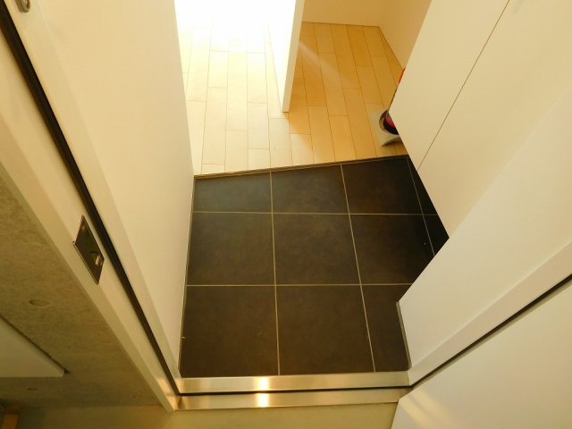 POSITIVE市谷台の玄関