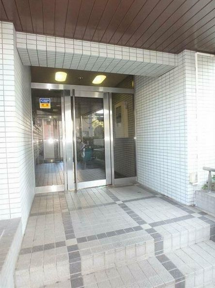 Ｊフラッツ川口本町のエントランス