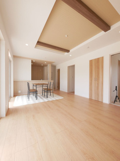 【居間・リビング】 | 南アルプス市山寺 オール電化新築戸建 南通路 車並列3台 | 同仕様建物写真