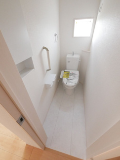 【トイレ】 | 南アルプス市山寺 オール電化新築戸建 南通路 車並列3台 | 同仕様建物写真