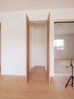 【収納】 | 南アルプス市山寺 オール電化新築戸建 南通路 車並列3台 | 同仕様建物写真