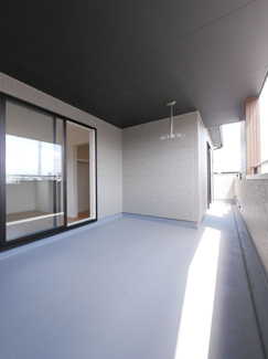 【バルコニー】 | 南アルプス市山寺 オール電化新築戸建 南通路 車並列3台 | 同仕様建物写真