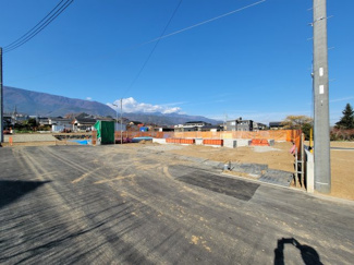 【前面道路含む現地写真】 | 南アルプス市山寺 オール電化新築戸建 南通路 車並列3台