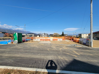 【外観】 | 南アルプス市山寺 オール電化新築戸建 南通路 車並列3台