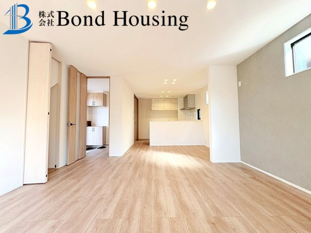 LDK広々19帖越え・お車2台駐車可　松が丘1丁目　全2棟　１号棟の居間・リビング