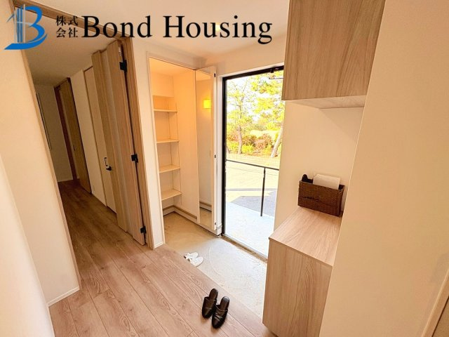 LDK広々19帖越え・お車2台駐車可　松が丘1丁目　全2棟　１号棟の玄関