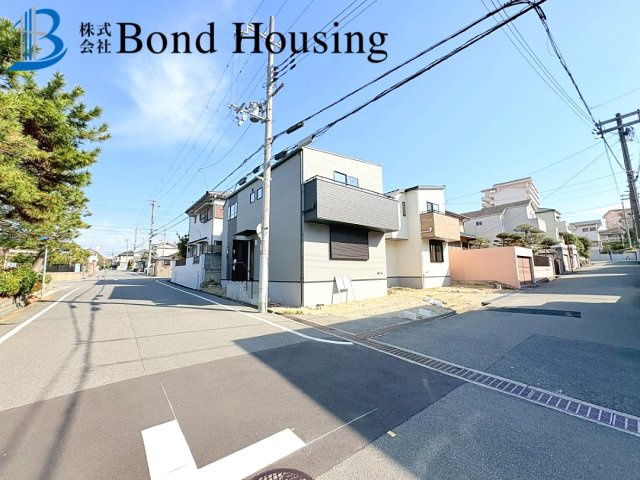 LDK広々19帖越え・お車2台駐車可　松が丘1丁目　全2棟　１号棟の前面道路含む現地写真