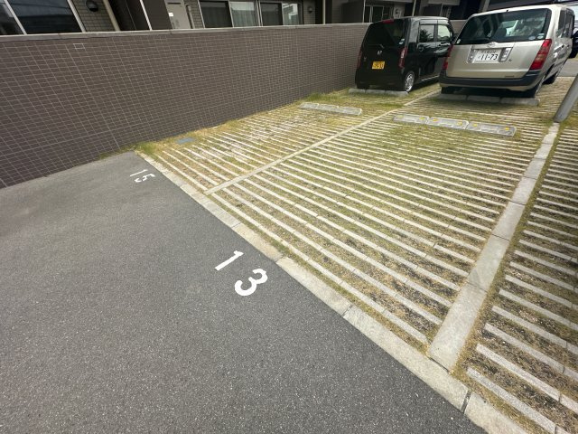 フランディルルミエ思案橋の駐車場