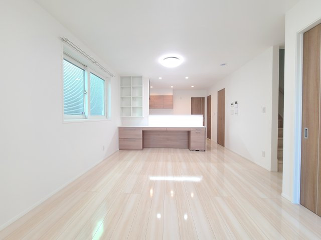 浦和区岸町4丁目戸建の内装|★広々リビングの内装画像です★