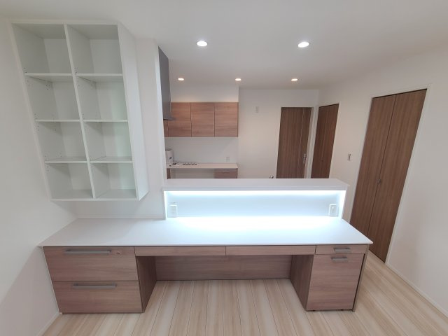 浦和区岸町4丁目戸建の内装|★お子様の勉強スペースとしても使える簡易デスク型の対面カウンタータイプです★