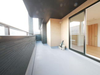 【バルコニー】 | 中央市西花輪 オール電化新築 全2棟 2号棟 74坪全室南向 | 奥行きがあり、物干しも楽々なバルコニー