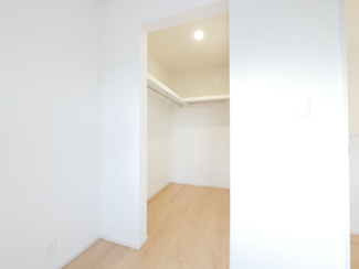 【収納】 | 中央市西花輪 オール電化新築 全2棟 2号棟 74坪全室南向 | 2階　5.25帖洋室のWIC