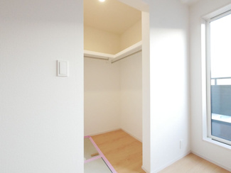 【収納】 | 中央市西花輪 オール電化新築 全2棟 2号棟 74坪全室南向 | 2階　6帖洋室のWIC