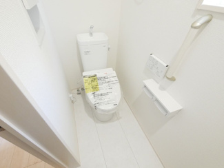 【トイレ】 | 中央市西花輪 オール電化新築 全2棟 2号棟 74坪全室南向 | 1階トイレ　ウォシュレット　小物入れ付き