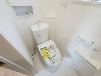 【トイレ】 | 中央市西花輪 オール電化新築 全2棟 2号棟 74坪全室南向 | 2階トイレ　ウォシュレット　小物入れ付き