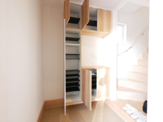 【玄関】 | 中央市西花輪 オール電化新築 全2棟 2号棟 74坪全室南向 | 大型下駄箱完備の玄関