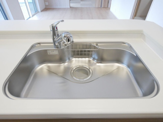 【キッチン】 | 中央市西花輪 オール電化新築 全2棟 2号棟 74坪全室南向 | 浄水器一体型水栓付きシンク