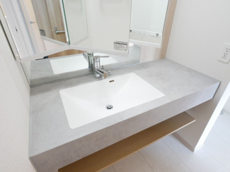 【洗面所】 | 中央市西花輪 オール電化新築 全2棟 2号棟 74坪全室南向 | ワイドカウンター仕様の洗面台