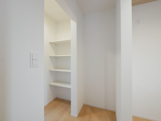 【収納】 | 中央市西花輪 オール電化新築 全2棟 2号棟 74坪全室南向 | キッチンパントリー　可動棚×21