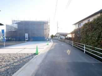 【前面道路含む現地写真】 | 中央市西花輪 オール電化新築 全2棟 2号棟 74坪全室南向 | 前面道路