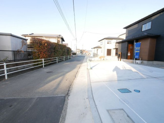 【前面道路含む現地写真】 | 中央市西花輪 オール電化新築 全2棟 2号棟 74坪全室南向 | 前面道路