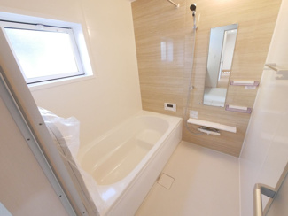 【浴室】 | 中央市西花輪 オール電化新築 全2棟 2号棟 74坪全室南向 | 浴室換気暖房機・窓付きのバスルーム