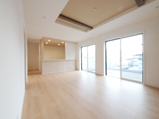 【居間・リビング】 | 中央市西花輪 オール電化新築 全2棟 2号棟 74坪全室南向 | 家具の配置に悩まなそうな形状のリビング