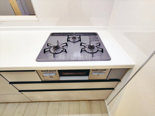 【キッチン】 | ふじみ野市亀久保３丁目　全５棟　B号棟 | お料理が同時にできる３口コンロ