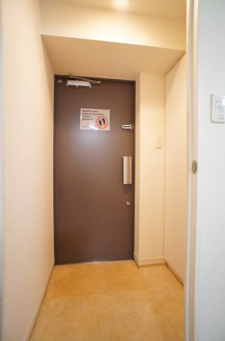 スカイコート神田弐番館の玄関