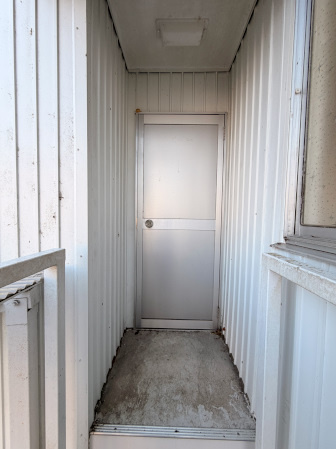 富塚町貸店舗事務所の玄関